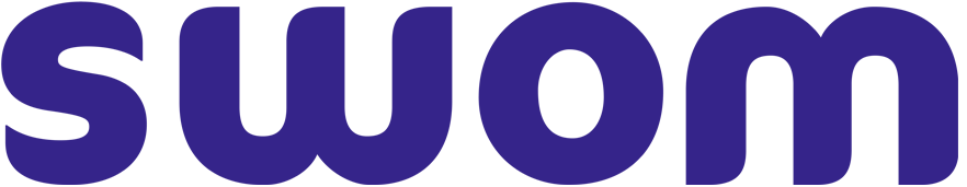 Gedurfde, ronde kleine letters met de spelling swom in effen donkerblauw op een witte achtergrond.